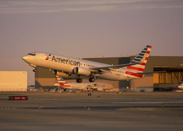 Boeing 737-800 (N819NN)