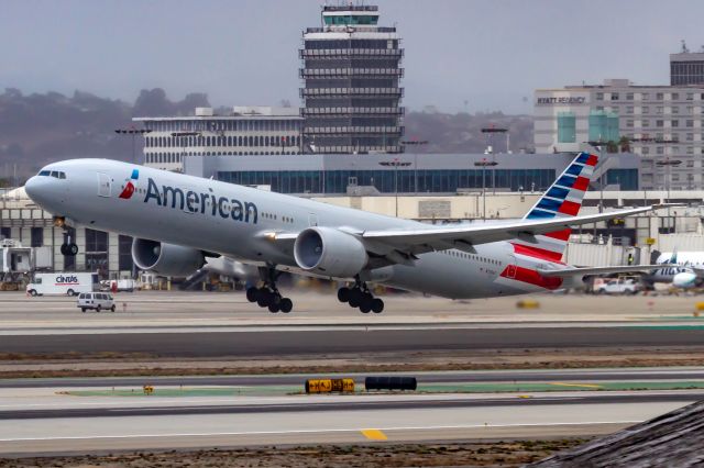 BOEING 777-300 (N735AT)