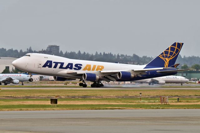 Boeing 747-400 (N415MC)