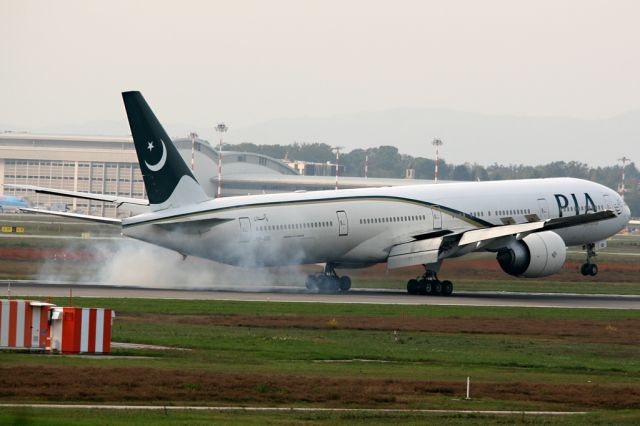 BOEING 777-300ER (AP-BID)