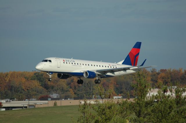 Embraer 170/175 (N201JQ) - E-170 on a short final for 18L