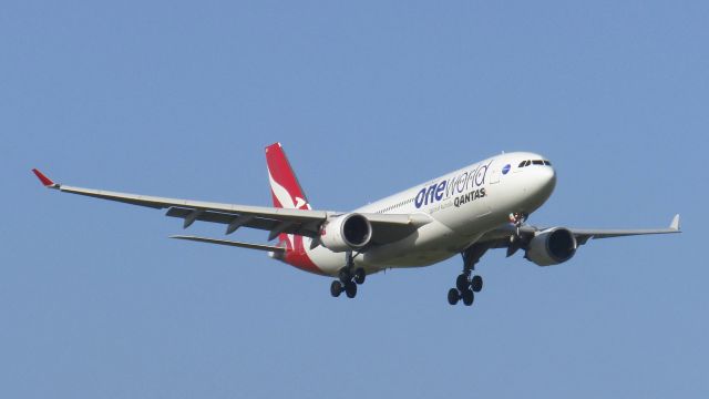 Airbus A330-200 (VH-EBV) - VH-EBV bringing the Oneworld scheme into Auckland in early 2018.