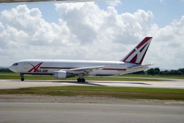 BOEING 767-300 (N742AX)