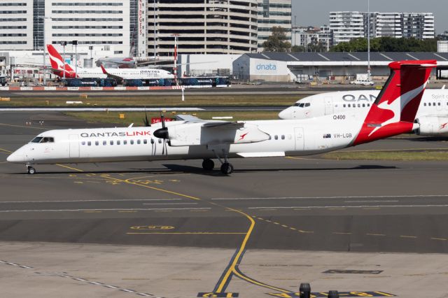 de Havilland Dash 8-400 (VH-LQB)