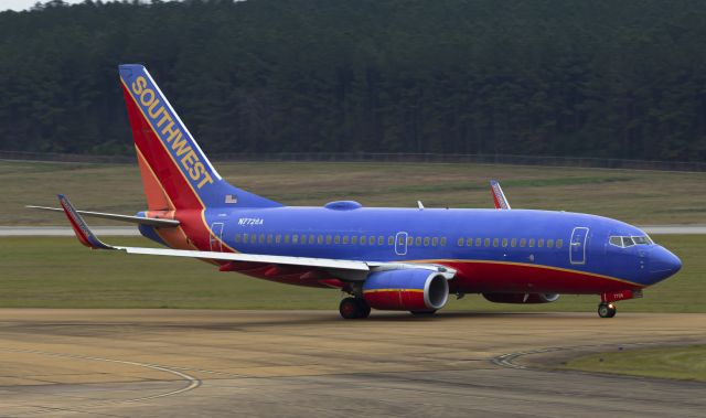 Boeing 737-700 (N7726A) - A very noticeably worn "Canyon Blue" livery on this former AirTran bird.