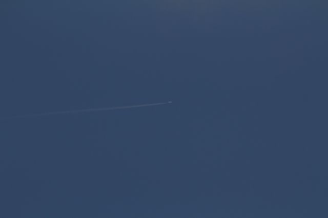 — — - Plane flying at cruise altitude above Alphen a / d Rijn (Netherlands).