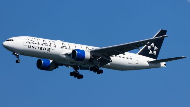 Boeing 777-200 (N218UA) - Star Alliance special livery. Arriving into the 28s