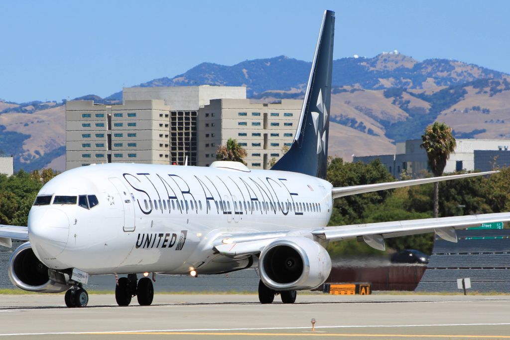 Boeing 737-800 (N26210)