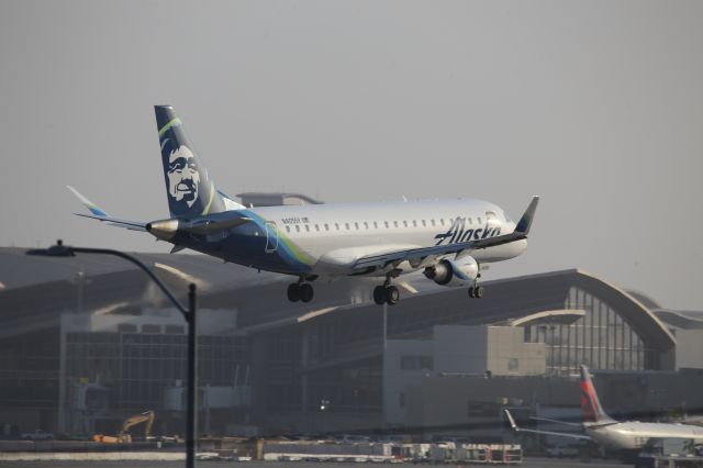 EMBRAER 175 (long wing) (N405SY)
