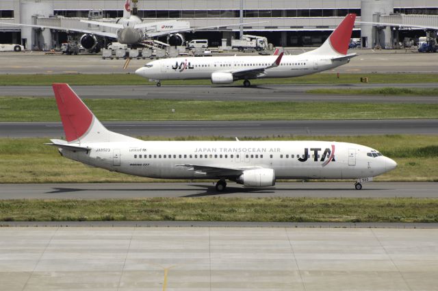 BOEING 737-400 (JA8523) - Taxing at Haneda Intl Airport on 2012/06/07