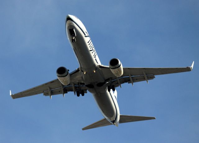 Boeing 737-700 (N320AS) - On final to 30L, About 1/4 nm to landing