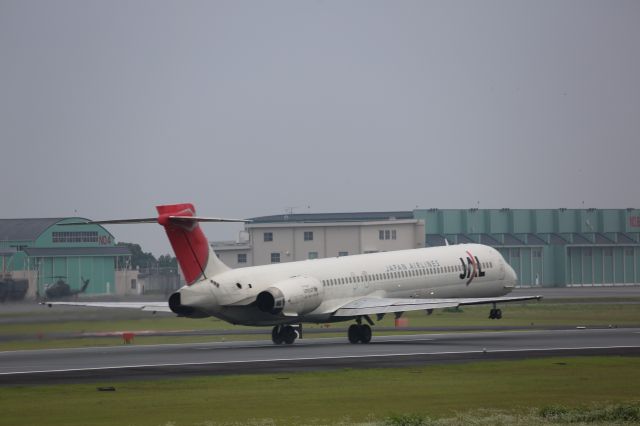 McDonnell Douglas MD-90 (JA004D)