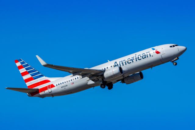 Boeing 737-800 (N950AN) - An American Airlines 737-800 taking off from PHX on 2/10/23 during the Super Bowl rush. Taken with a Canon R7 and Canon EF 100-400 II L lens.