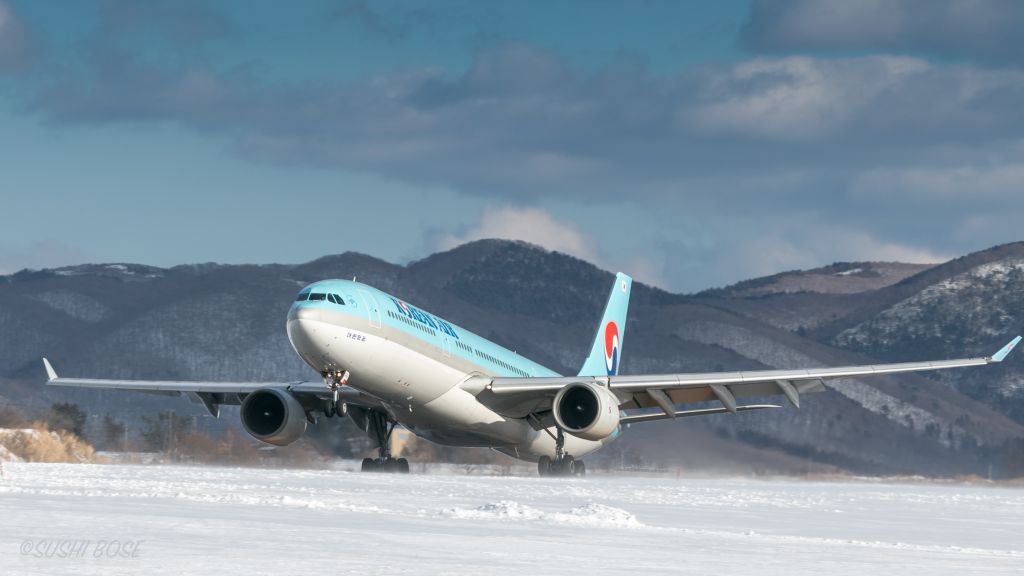 Airbus A330-300 (HL7586) - Korean Air / Airbus A330-323Xbr /Jan.18.2015 Hakodate Airport [HKD/RJCH] JAPAN