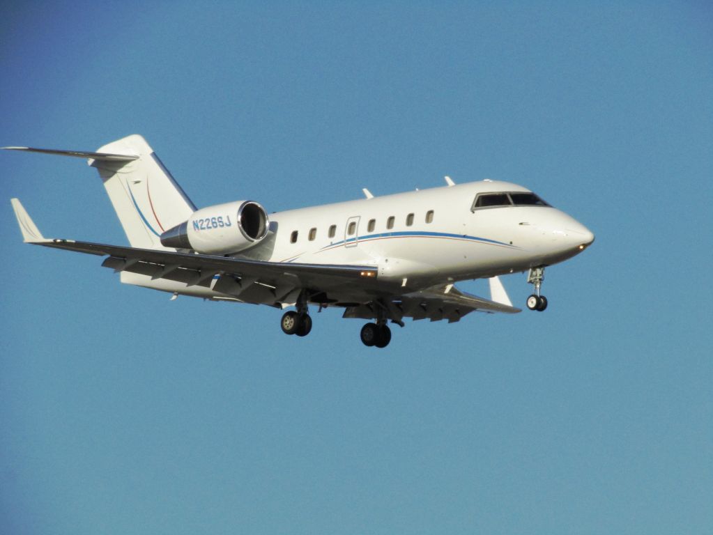 Canadair Challenger (N226SJ) - Landing RWY 20R