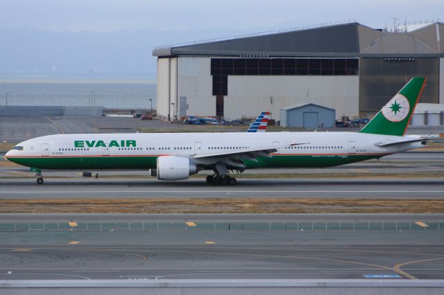 BOEING 777-300 (B-16707)