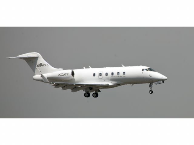 Bombardier Challenger 300 (N541XJ) - Landing RW04.