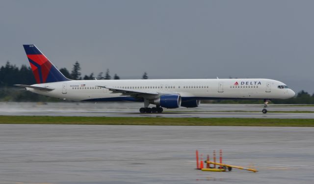 Boeing 757-200 (N590NW)