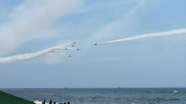 Aero L-39 Albatros — - Breitling Jet team performing at Bethpage Airshow 2016 (Please help identify this maneuver).