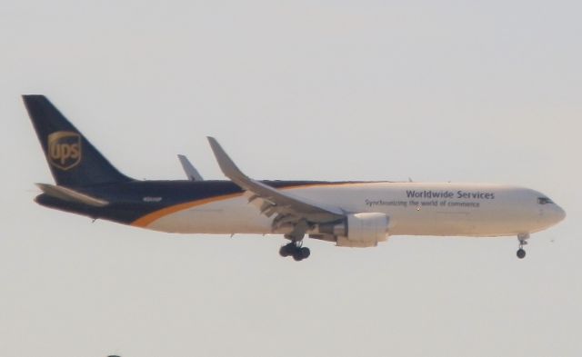 BOEING 767-300 (N352UP)