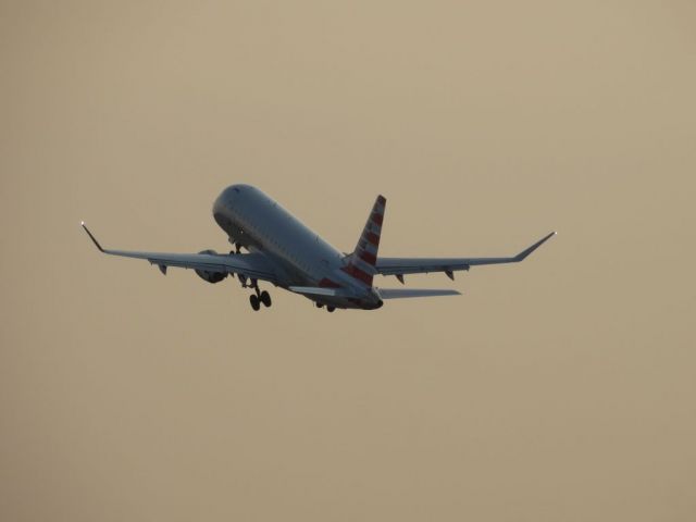 Embraer 175 (N416YX)