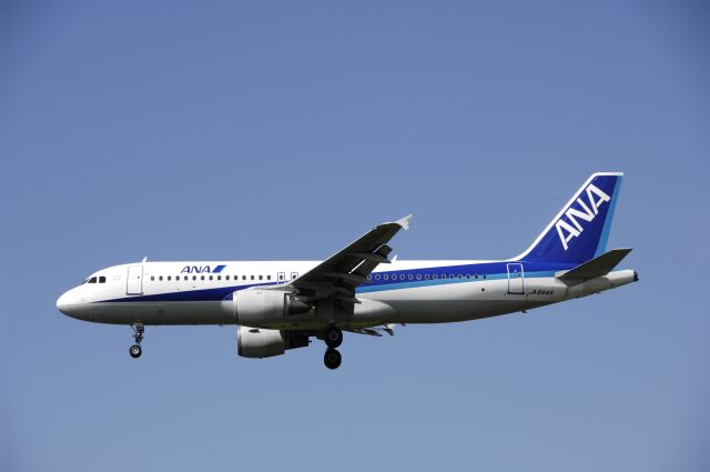 Airbus A320 (JA8946) - Final Approach to Narita Intl Airport Rwy16L on 2013/08/20