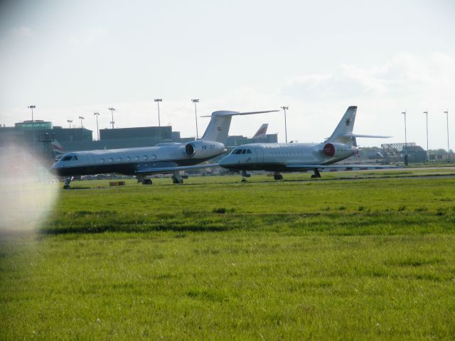 HB-JGX — - HB-JGX AND G-WLVS PARKED AT MANCHESTER AIRPORT UNITED KINGDOM ON 14-05-2008  HB-JGX G550-5172  G-WLVS F2000EX EASY 141   EX F-WWGK