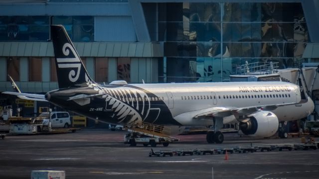 ZK-NNE — - ZK-NNE boarding passengers in Auckland Airport