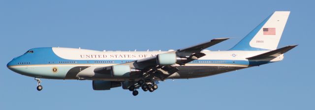 Boeing 747-200 (92-9000) - Air Force 1 arrives on final for 36R with trump on board. 