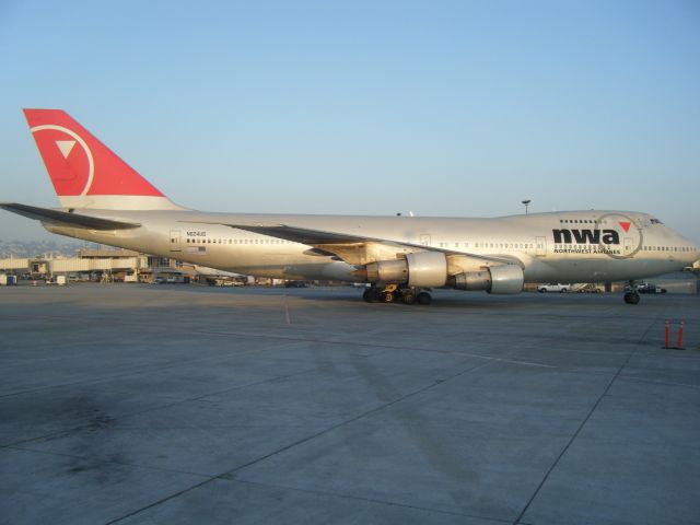 Boeing 747-400 (N624US) - First time NWA comes to KSAN with a 747! Here it is taxiing to gate 20. This was a charter flight for the San Diegos Chargers. Came in as flight NWA9968.