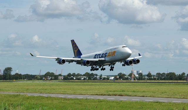 Boeing 747-200 (N429MC)