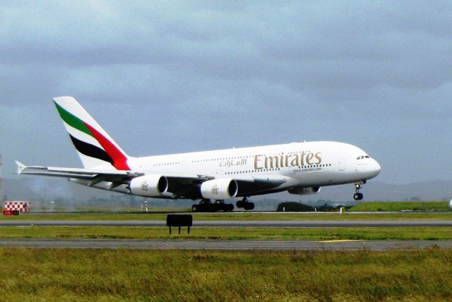 Airbus A380-800 (A6-EDE) - Cross wind!