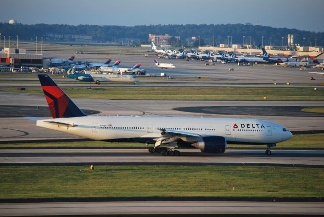 Boeing 777-200 (N701DN) - Arriving runway 26R - 8/23/09