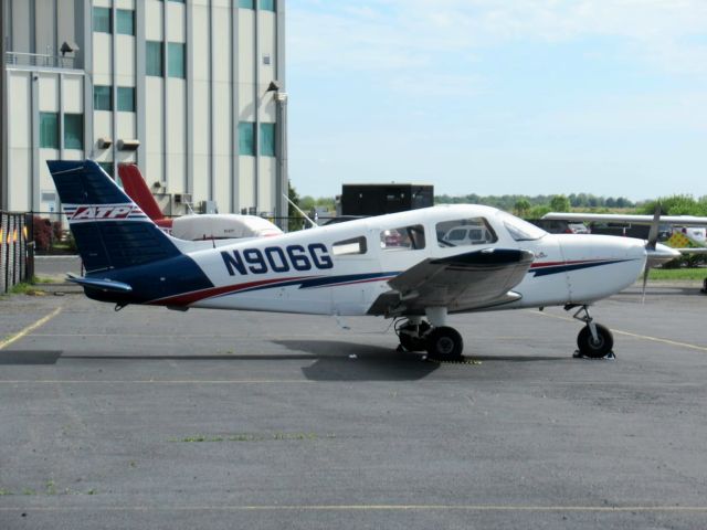 Piper Cherokee (N906G)