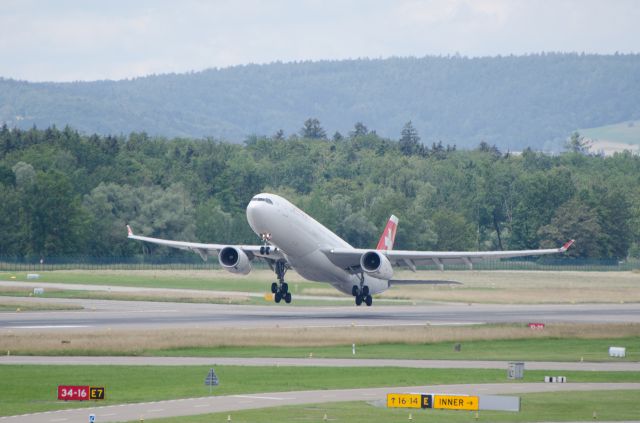 Airbus A330-300 (HB-JHD)