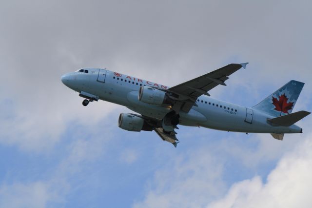 Airbus A319 (C-GBHY) - Taking off from runway 24L