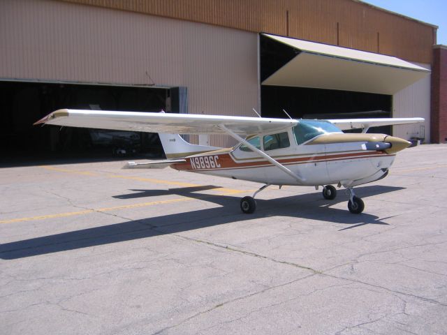 Cessna Skylane (N9896C)