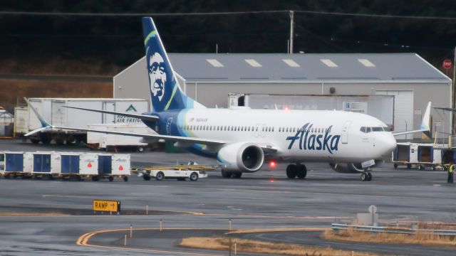 Boeing 737 MAX 8 (N804AK) - Alaska Airlines ASA89/AS89 from Anchorage (PANC/ANC) on N804AK taxis into gate 1 for the first time, this was one of two AS 737s that could operate to ADQ but hadn't. (The other is N806AK)br /Photo date: 1-20-25br /Upload date: 1-21-25