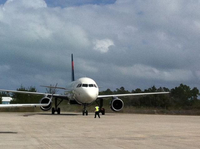 Airbus A319 (N328NB)