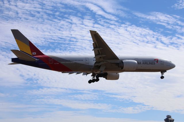 BOEING 777-200LR (HL7755)