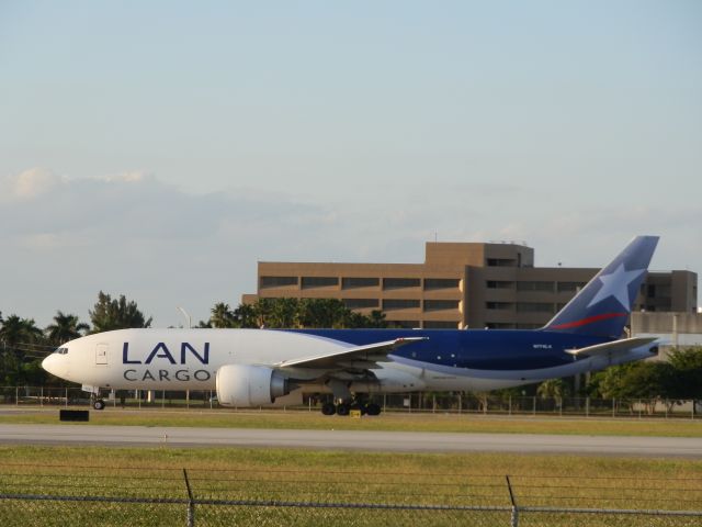 BOEING 777-200LR (N774LA)