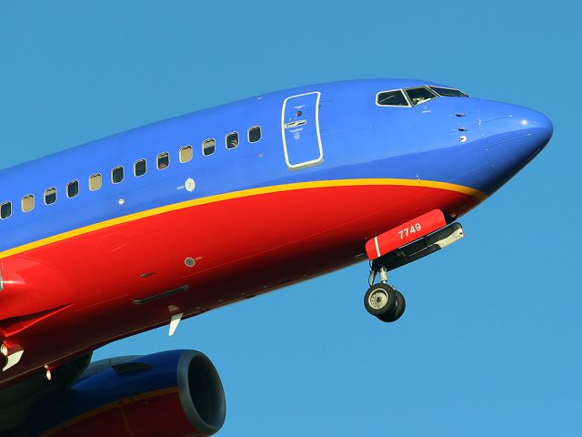 Boeing 737-700 (N7749B) - N7749B finishing the short flight from DAL. This is one of eight daily flights SWA operates between DAL and AUS.