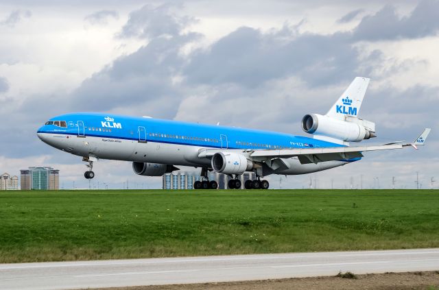 Boeing MD-11 (PH-KCB) - KLM MD11 PH-KCB landing Toronto YYZ, note the mid wheels are still in the air.