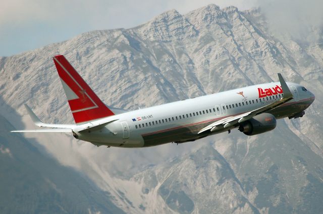 Boeing 737-800 (OE-LNT) - Climbing out in front of the Nordkette mountains