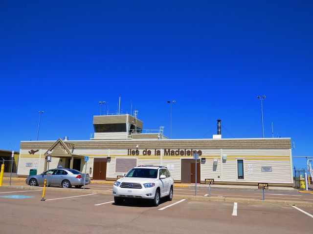 — — - Iles de la Madeleine Airport