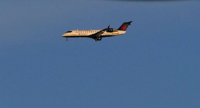 Canadair Regional Jet CRJ-200 (C-GJZZ)