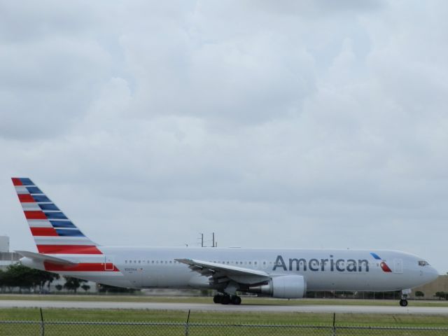 BOEING 767-300 (N369AA)