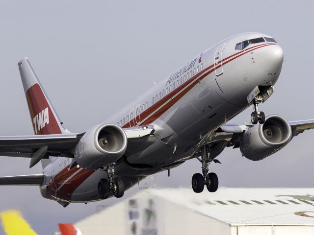 Boeing 737-800 (N915NN)