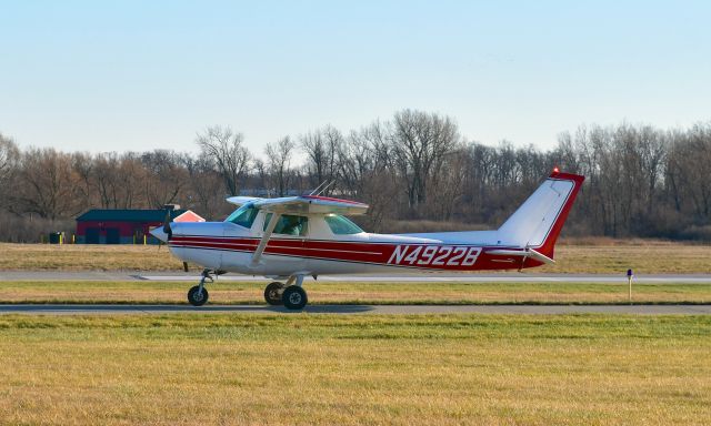 Cessna 152 (N4922B) - Cessna 152 N4922B in Ann Arbor 