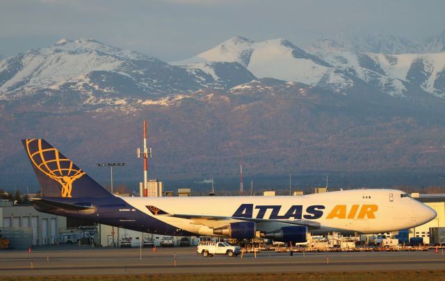 Boeing 747-400 (N499MC)